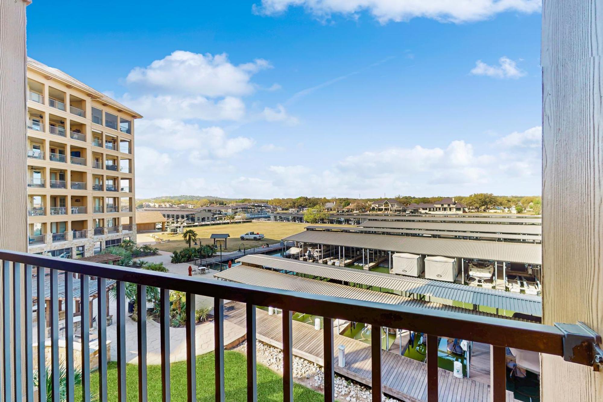 The Waters Condo Building 3 Horseshoe Bay Bagian luar foto